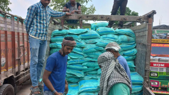 सुदूरपश्चिमका लागि आएको मल नाकामै रोकियो, भौतारिदै किसान