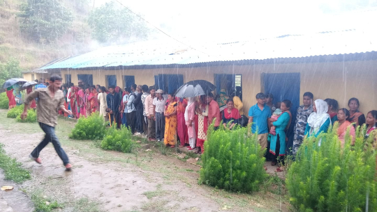 प्रधानमन्त्री देउवाको गृहजिल्लामा मतदान चलिरहेका बेला पानी परेपछि...