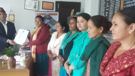 बाजुरामा पेट्रोलियम पदार्थको मूल्य कम गर्न जिल्ला प्रशासनलाई ज्ञापन पत्र