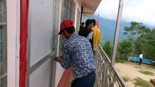 करारका कर्मचारी हटाएको भन्दै डोटीको बोगटानमा तालाबन्दी