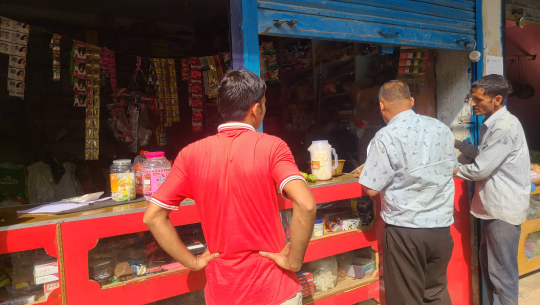 बैतडीमा अनुगमन टोली पुग्दा भागे व्यापारी 