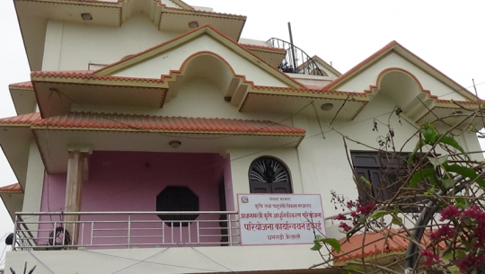 प्रधानमन्त्री कृषि आधुनिकीकरण परियोजना २ सय क्वीन्टल गहुँको बिउ वितरण गर्दै