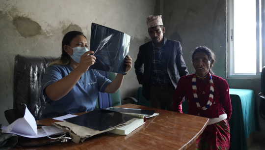 बाजुरामा गर्भवती तथा सुत्केरी बचाउँदै डा. जस्मिता