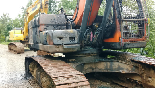 बैतडीमा जेन्जीको नाममा नगरपालिकाको एक्स्काभेटरमा आगजनी