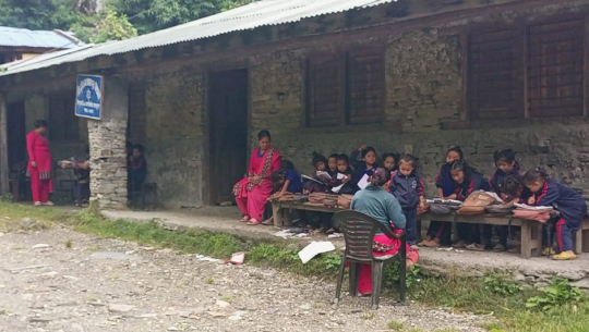 बाढीकाे त्रासमा कक्षाकोठाबाहिर पठनपाठन गर्दै बाजुराका बालबालिका   