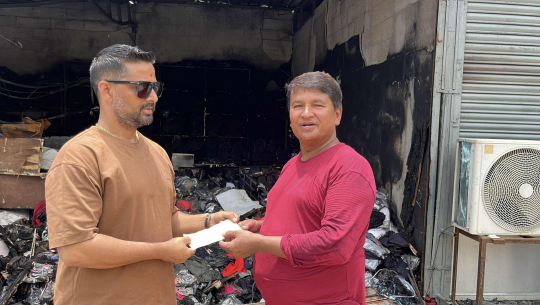 धनगढी आगलागी पीडितलाई व्यापारी शुभ ठाकुरद्वारा नगद सहयोग