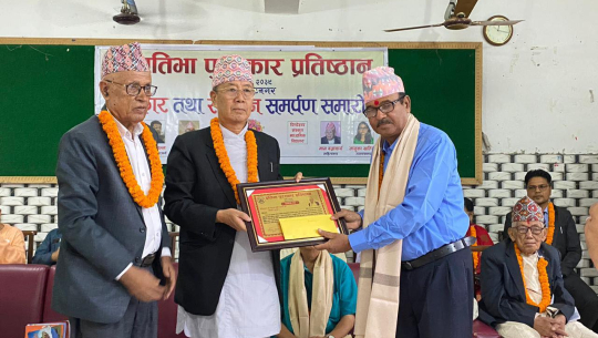 वरिष्ठ साहित्यकार जोशी ५० हजार राशिको दीनबन्धु गोयल प्रतिभा पुरस्कारबाट  सम्मानित