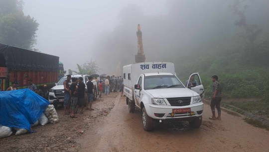  भीमदत्त राजमार्गमा पहिरो