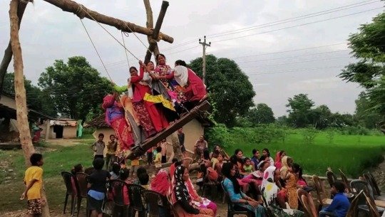 साउन लागेसँगै राना थारु बस्तीमा डोलाको रौनक, मौलिक पर्व तिजलाइ स्वागत गर्दै