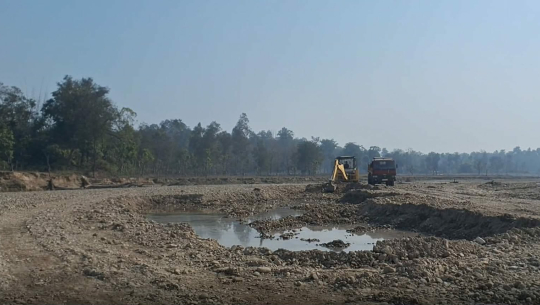 गौरीगङ्गाका खोलामा चुरे मिच्दै अवैध उत्खनन, जेसिबी समातिए पनि कारबाही शून्य