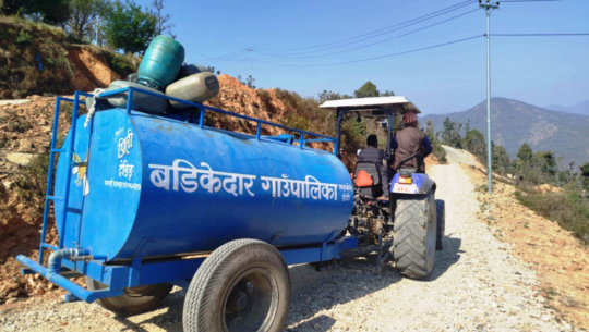 डोटीको खँड्यौलीमा पानीको हाहाकार, गाउँपालिका ट्याङ्करमा पानी बोक्दै