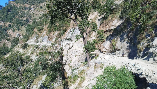 कैलालीमा चुरेका अध्यक्षको मनपरी, भुक्तानी असुल्न आफ्नै डोजरको प्रयोग 