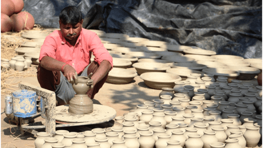 माटोमा शिल्प भरेर चलेको वीरपालको जीविका 