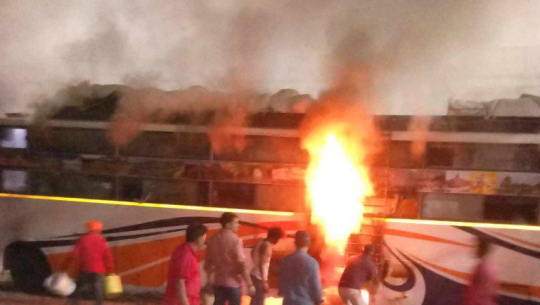 भारतको पुनेबाट गौरीफन्टा आउदै गरेको बसमा आगलागी