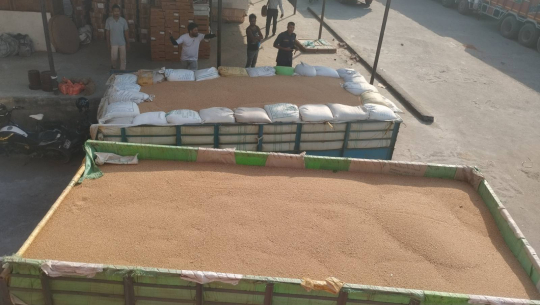 कञ्चनपुर प्रहरीले दुई थान ट्याक्टरहित समात्यो झण्डै १६ लाखको अबैध सामान