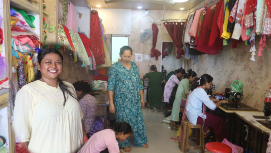 धनगढीमा आमा–छोरीकै लोभलाग्दो उद्यम, विदेशबाट आउँछ लुगाको अर्डर