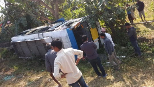 Fifteen injured in a bus accident at Chaumala