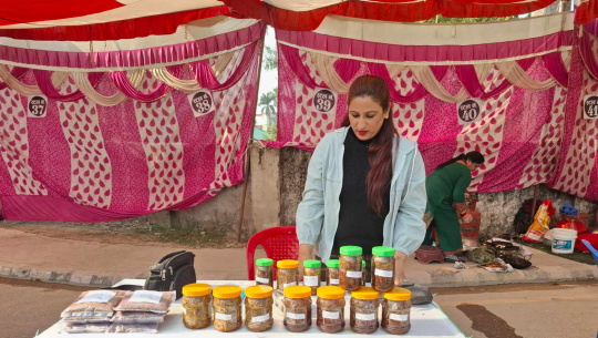 धनगढीको शनिवारे मेलामा कविता पन्त ९ हजारसम्मको अचार बिक्री गर्दै