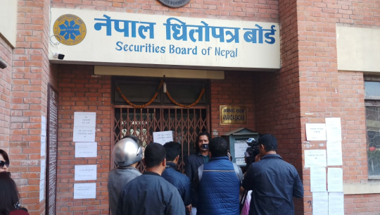लगानीकर्ताहरुद्धारा नेपाल धितोपत्र बोर्डको कार्यालयमा ताला