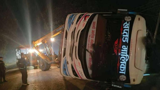 काठमाडौँबाट धनगढीतर्फ आउदै गरेको बस दुर्घटना, एकको मृत्यु, पाँच घाइते