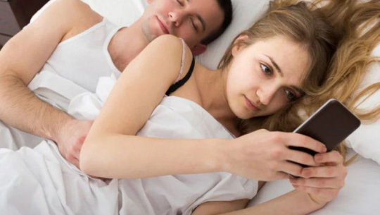 दाम्पत्य-सुखमा कसरी पर्खाल बन्दैछ सोशल मिडिया ?