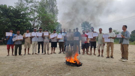 आफ्नै वडाका सडक जीर्ण, नदीजन्य पदार्थ उत्खनन रोक्दै धनगढी–१७ का स्थानीय आन्दोलनमा
