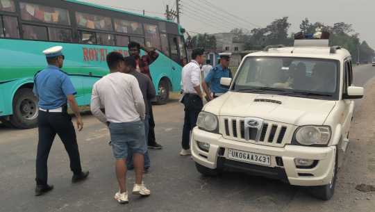 यातायात कार्यालय धनगढीको साडेपानीमा छड्के अनुगमन, ३६ सवारीलाई कारबाही