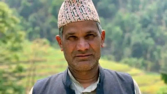 नेपाली काँग्रेसका भानदेव भट्ट मतदातालाई पैसा बाँड्दै गरेको अवस्थामा बैतडीबाट पक्राउ 