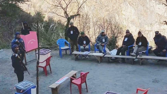 दार्चुलामा रित्तो मतपेटिका बोकेर फर्किए कर्मचारी