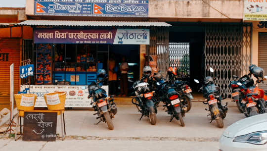 गोठालोको बहार आमालाई केक किन्दा ब्लाउज उपहार