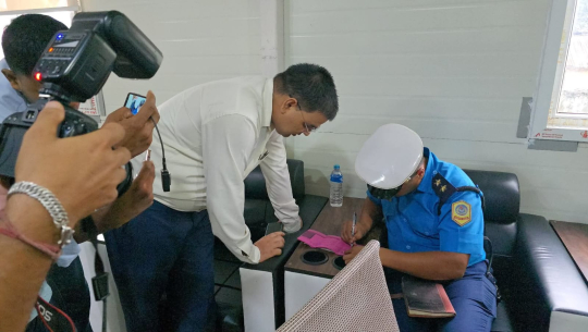 बिना हेलमेट बुलेट बाइक चलाएका मुख्यमन्त्री कमलबहादुर शाहलाई ५ सय जरिवाना