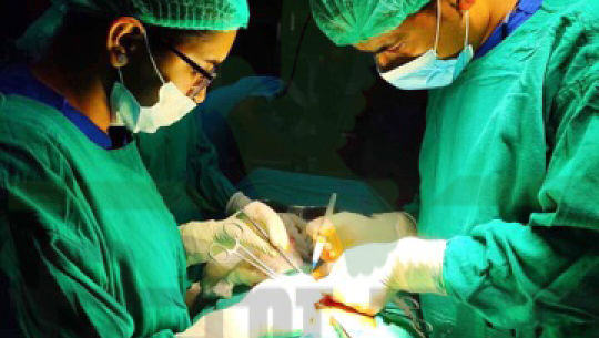 धनगढीको कैलाली अस्पतालमा डिम्बासयको जटिल ट्युमरको शल्यक्रिया सफल