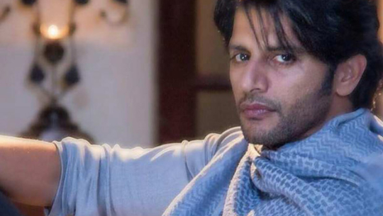 सुटिङका लागि नेपाल हिँडेका करणवीरलाई दिल्ली विमानस्थलमा रोकेपछि...