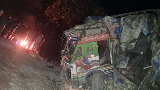  बैतडीमा ट्रक दुर्घटना : चालकसहित ४ जना घाइते
