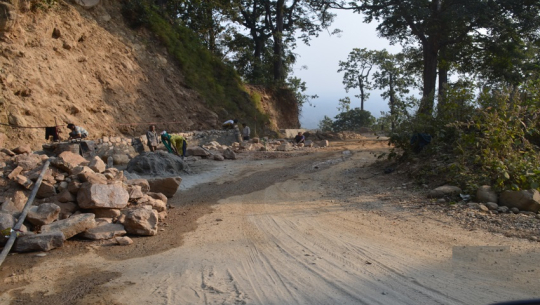 वर्षौंदेखि अलपत्र परेका सडकका ठेक्का तोडिँदै