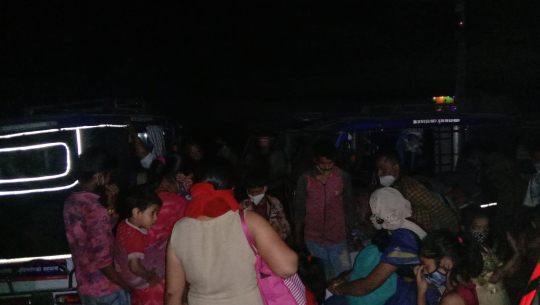 कोरोना परीक्षण विना त्रिनगर–गौरीफन्टा नाकाबाट मध्यरातमा पनि घर फर्किनेको लर्को
