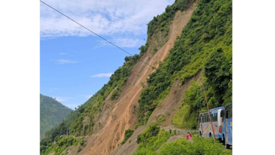 पहिरो खसेपछि जयपृथ्वी राजमार्ग फेरि अवरुद्ध