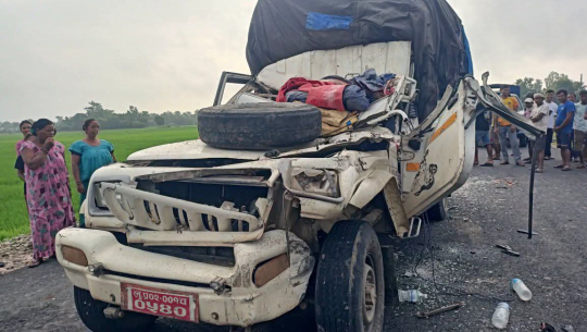 टीकापुरमा बोलेरो र ग्यास ट्रक ठोक्किँदा सहचालकको मृत्यु, चालक घाइते