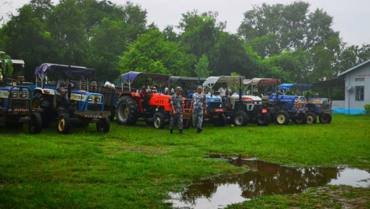 अवैध रुपमा बालुवा उत्खनन गरेपछि पक्राउ परेका सात ट्याक्टर 