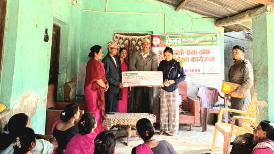 मृतक शेयर सदस्यका परिवारलाई किसान सहकारीले दियो राहत रकम