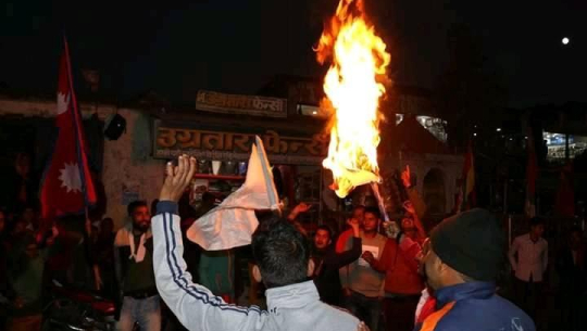 भारतले गलत नक्सा सार्वजनिक गरेको भन्दै जलाइयो डडेल्धुरामा मोदीको पुत्ला
