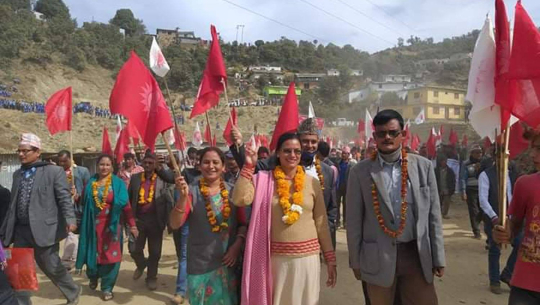 डोटीमा घरदैलो कार्यक्रम गर्दै उम्मेदवारः मतदाता भन्छन ‘पार्टीभन्दा वडाको विकास गर्नेलाई भोट हाल्छौ’