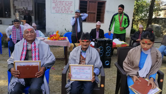 डडेल्धुराका पत्रकार पनेरुद्वारा बुबाको सम्झनामा विद्याथीलाई छात्रवृत्ति वितरण