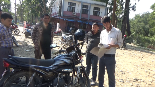 धनगढी यातायातमा प्राविधिक ज्ञान नभएका बिचौलियाबाट सवारी जाँचपास