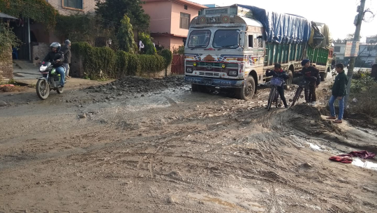 हिउँदे बर्षाले धनगढीका सडक हिलाम्य भएपछि आवतजावतमा सास्ती