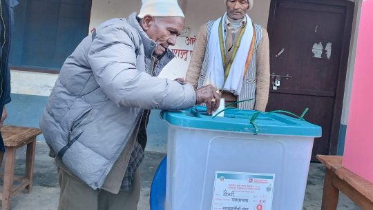 बैतडीमा ८४ वर्षीय वृद्धले गरे मतदान 