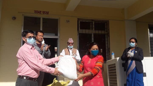 वडा सदस्यदेखि मुख्यमन्त्री राहत वितरणमा व्यस्त, कोरोना रोकथामको योजना ओझेलमा