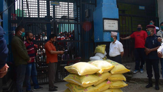 कञ्चनपुरमा कैदीबन्दीद्वारा विपन्न परिवारका लागि ८ क्वीन्टल चामल हस्तान्तरण