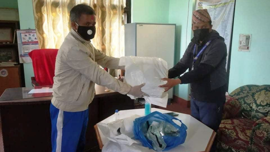 कांग्रेस डडेल्धुराद्वारा पिपिई सेट र ज्वरो नाप्ने थर्मागन सहयोग