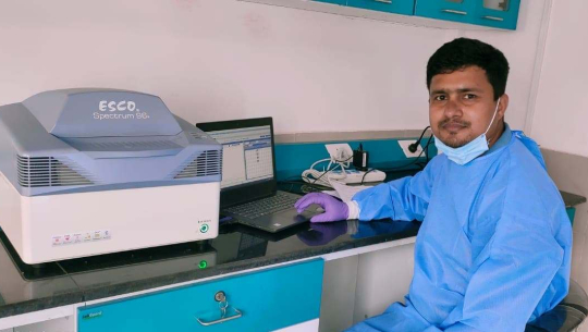 सेती अस्पतालमा पछ्याउँदा  पनि छुटेका कोरोना विरुद्धको लडाईका ‘कमाण्डर’ रमेश शाही